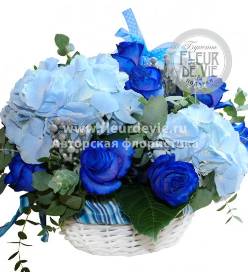 Корзинка из синих роз и голубой гортензии