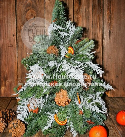Новогодняя ель с апельсинами, шишками и аспарагусом (h45cм)