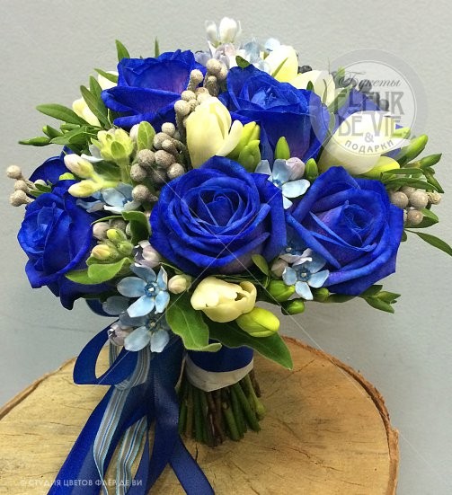 Свадебный букет из синих роз и оксипеталума