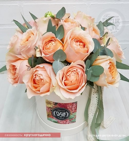 Персиковые розы в шляпной коробке