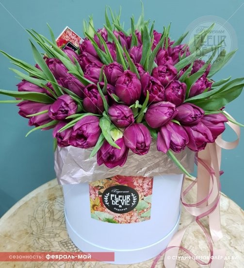 Ярко-розовые тюльпаны в шляпной коробке