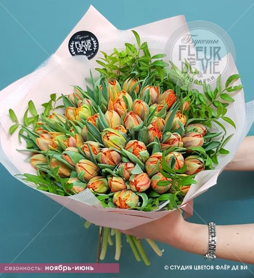 Букет из 49 пионовидных оранжевых тюльпанов с зеленью