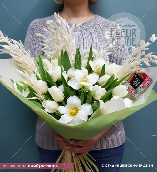 Букет из белых тюльпанов с колосками