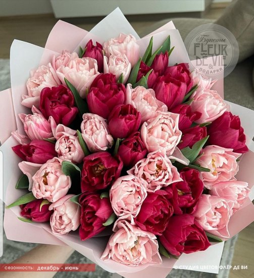 Букет из 39 нежно-розовых и красных пионовидных тюльпанов
